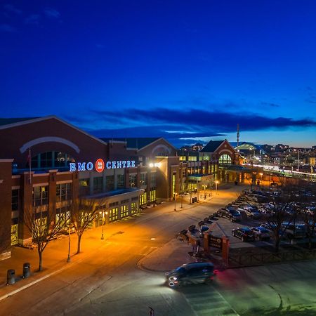 Unbeatable Downtown Experience- Walk To Bars, Casino, Stampede & Saddledome Plus Bonus Banff Pass, Parking & Wine! Калґарі Екстер'єр фото