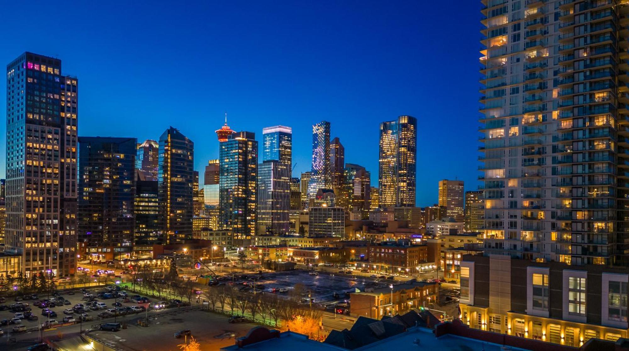 Unbeatable Downtown Experience- Walk To Bars, Casino, Stampede & Saddledome Plus Bonus Banff Pass, Parking & Wine! Калґарі Екстер'єр фото