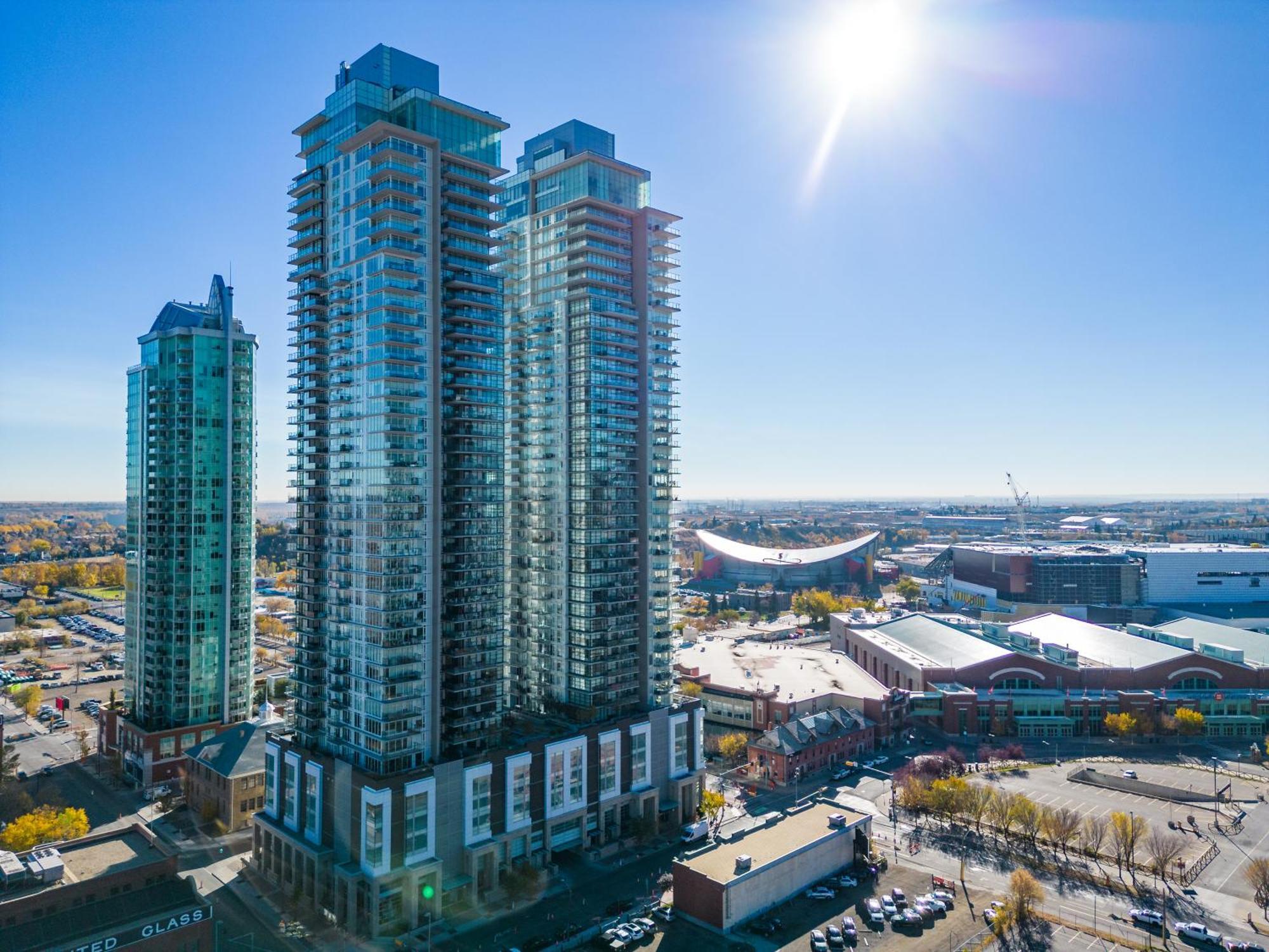 Unbeatable Downtown Experience- Walk To Bars, Casino, Stampede & Saddledome Plus Bonus Banff Pass, Parking & Wine! Калґарі Екстер'єр фото