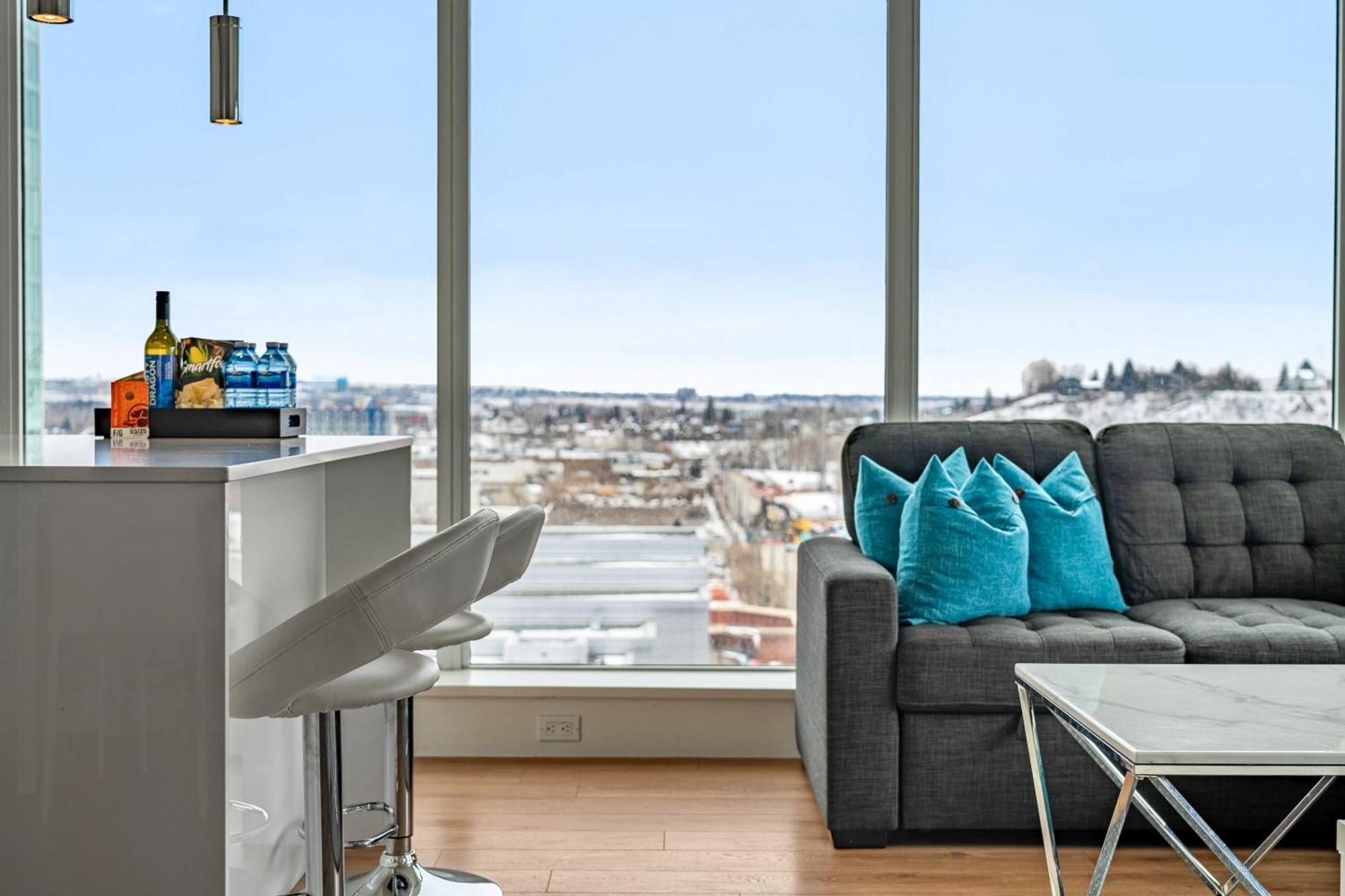 Unbeatable Downtown Experience- Walk To Bars, Casino, Stampede & Saddledome Plus Bonus Banff Pass, Parking & Wine! Калґарі Екстер'єр фото